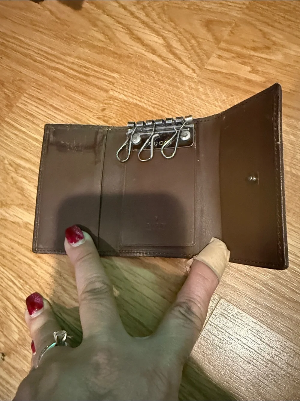 Gucci GG canvas key case featuring a brown leather trim & silver logo plaque - Picture 4 of 4
